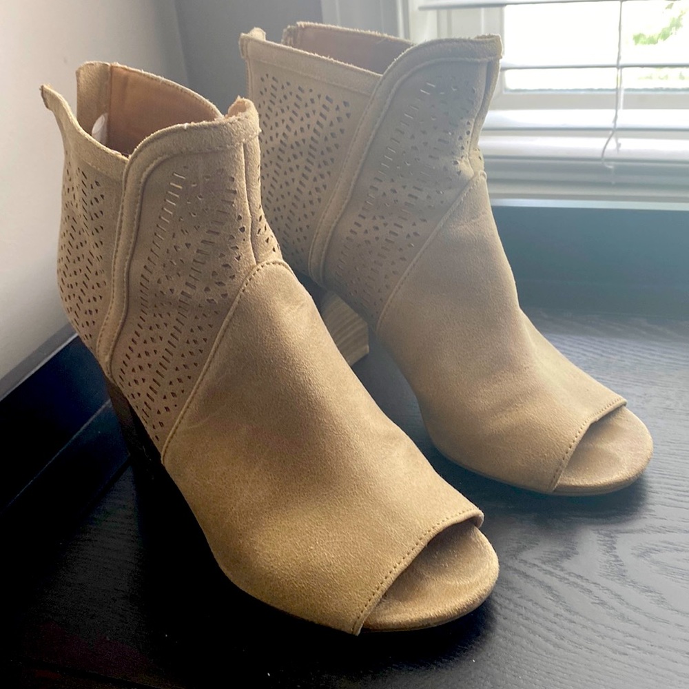 Womens tan open toe booties size 7